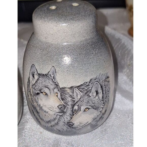 Native Gray Wolves Salt & Pepper Shakers Ceramic Pottery Kitchen Utensil - Picture 2 of 13
